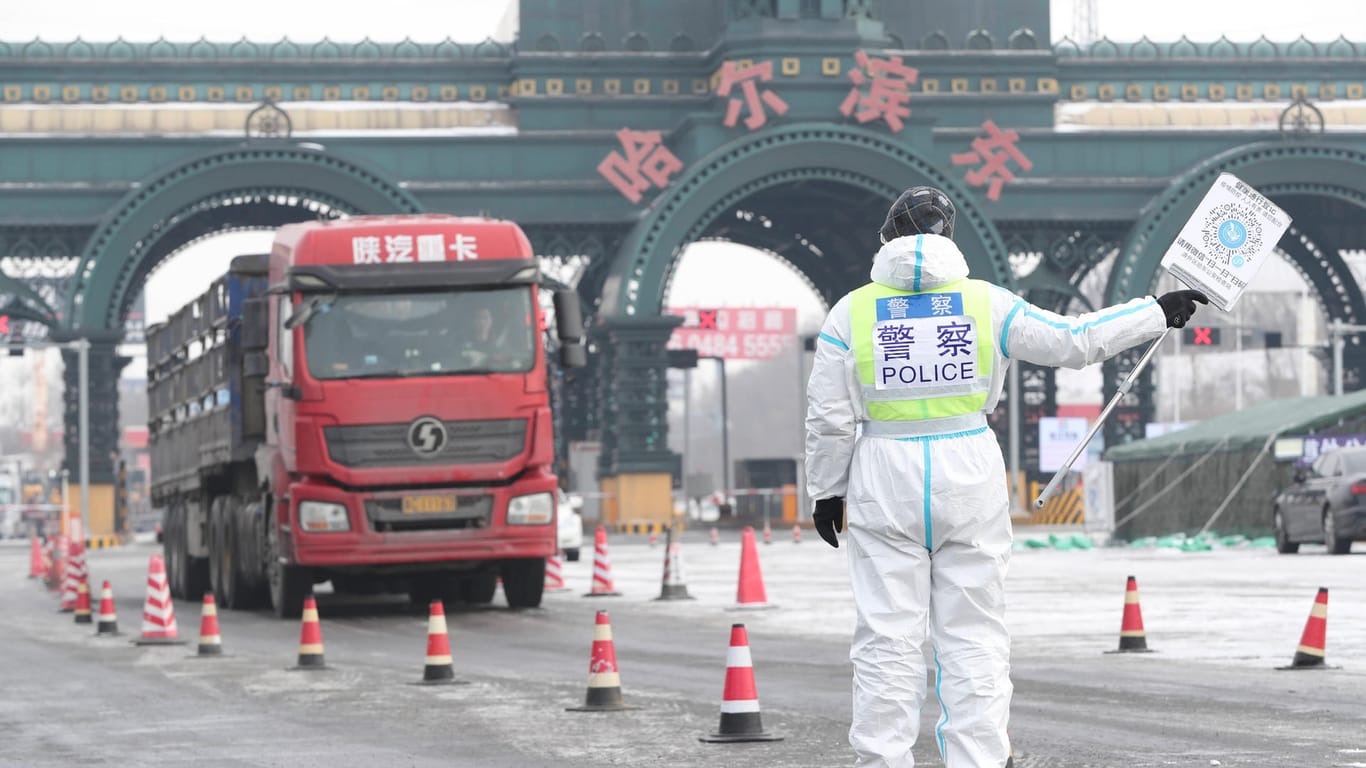 Polizist im Nordosten Chinas: Das Land reagiert mit harschen Maßnahmen auf einen neuen Corona-Ausbruch.
