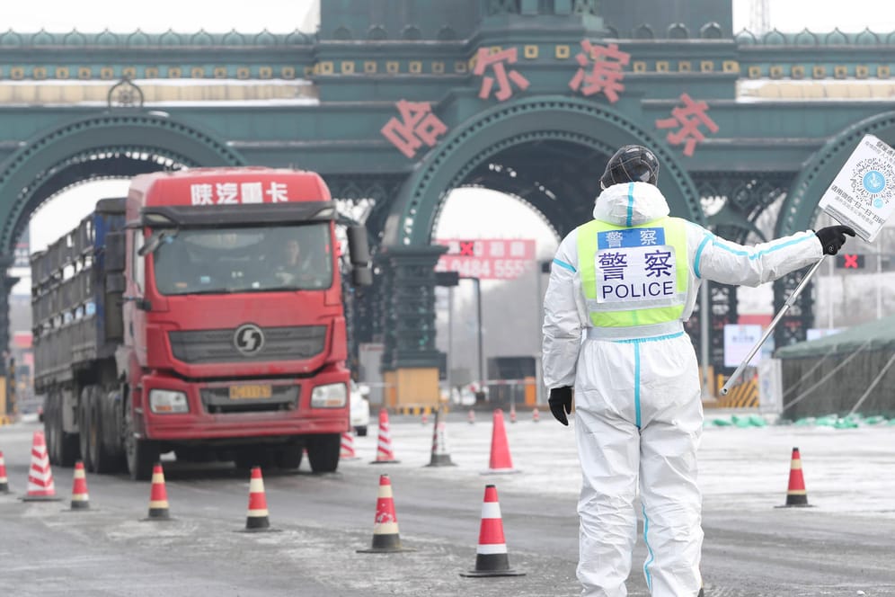 Polizist im Nordosten Chinas: Das Land reagiert mit harschen Maßnahmen auf einen neuen Corona-Ausbruch.