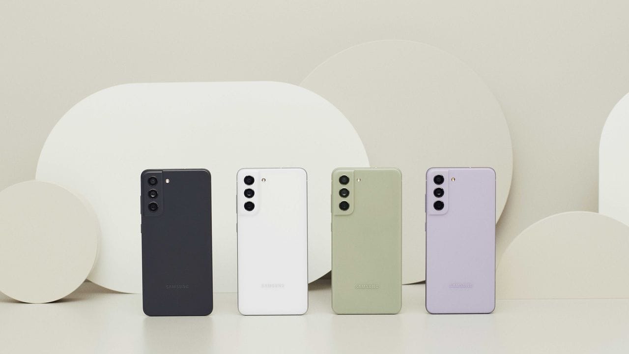 Das Samsung Galaxy S21 FE 5G gibt es in vier Farben von Schwarz bis Flieder. Das Samsung Galaxy S21 FE 5G gibt es in vier Farben von Schwarz bis Flieder.