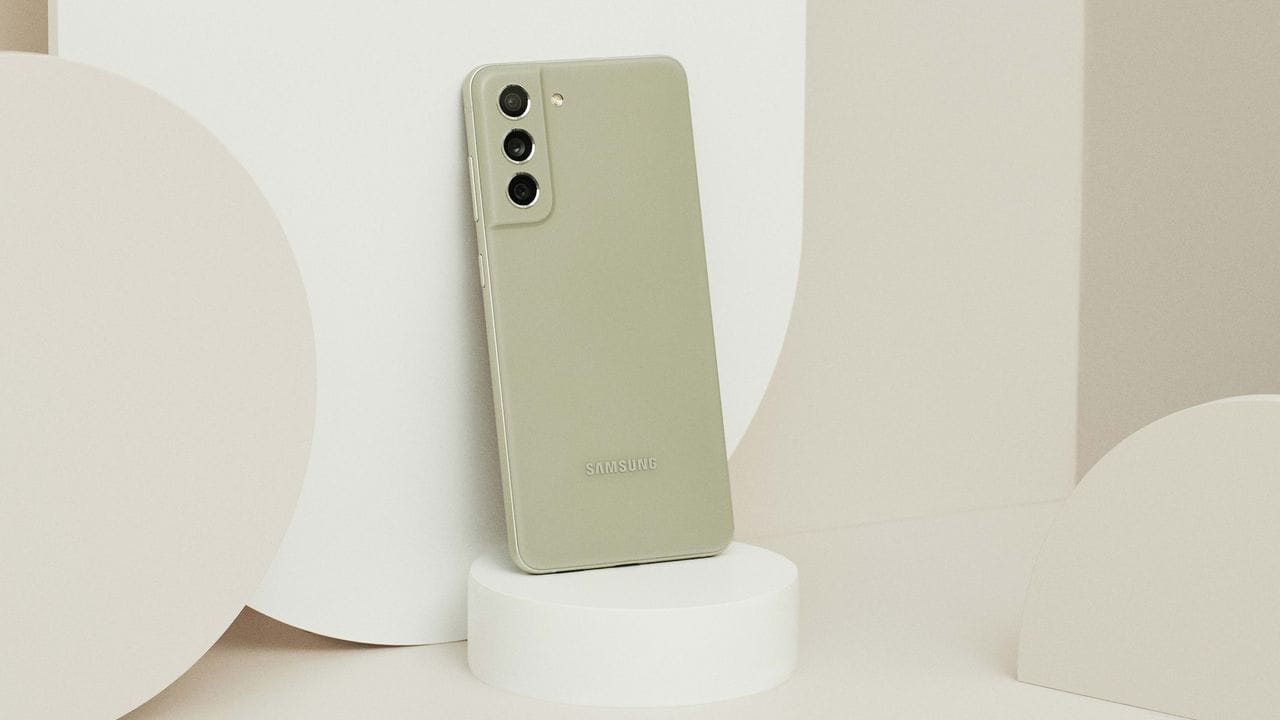 Beim Design setzt Samsung beim Galaxy S21 FE 5G wieder auf etwas weniger glänzendes Metall rund um die Kameras. Beim Design setzt Samsung beim Galaxy S21 FE 5G wieder auf etwas weniger glänzendes Metall rund um die Kameras.