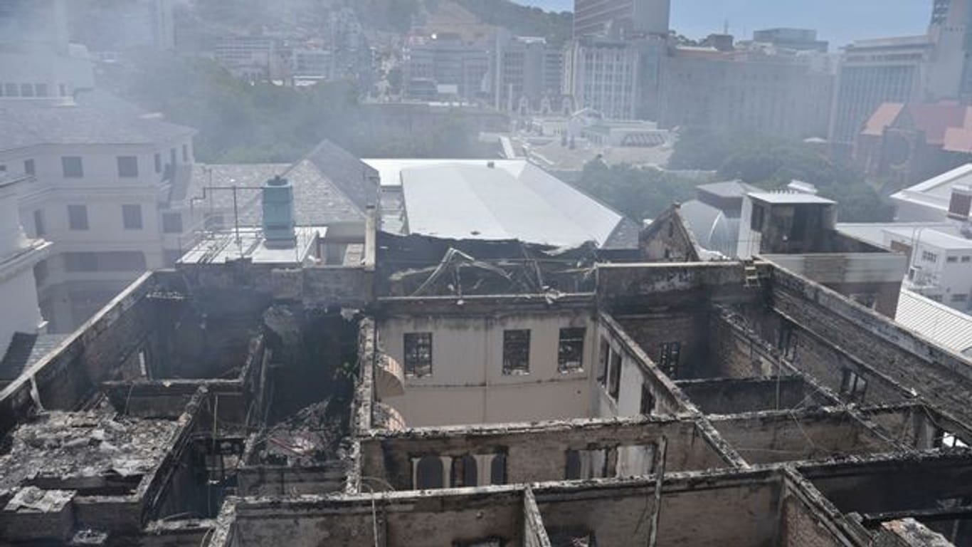 Das eingestürzte Dach des Parlamentsgebäudes von Kapstadt.