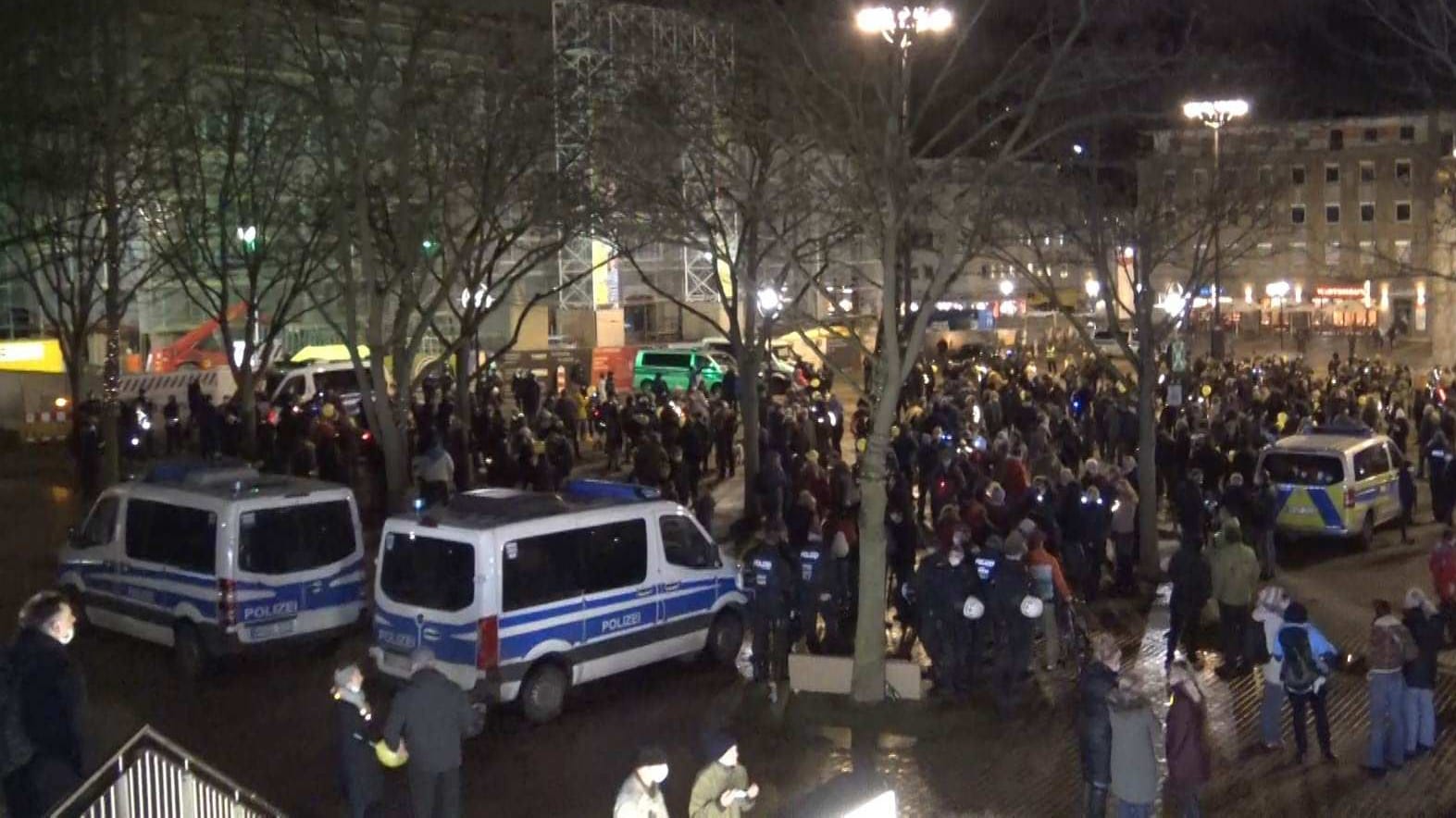 Demonstration gegen die Corona-Maßnahmen in Dortmund: Etwa 700 Menschen protestierten gegen die Maßnahmen.