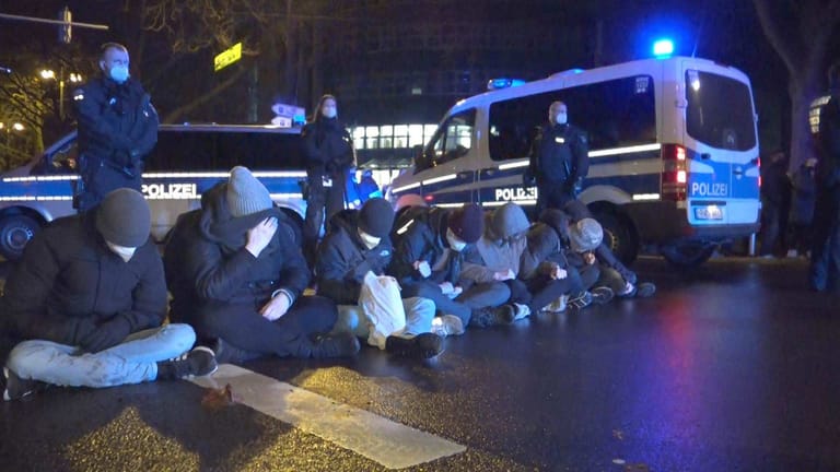 Sieben Personen veranstalten eine Sitzblockade in Dortmund: Sie setzten sich mitten auf einer Kreuzung auf die Straße.