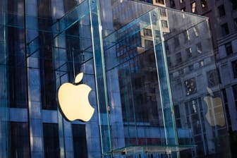 Apple Logo (Symbolbild): Der US-amerikanische Techkonzern erzielt mit seinen Produkten kontinuierlich Milliardengewinne.