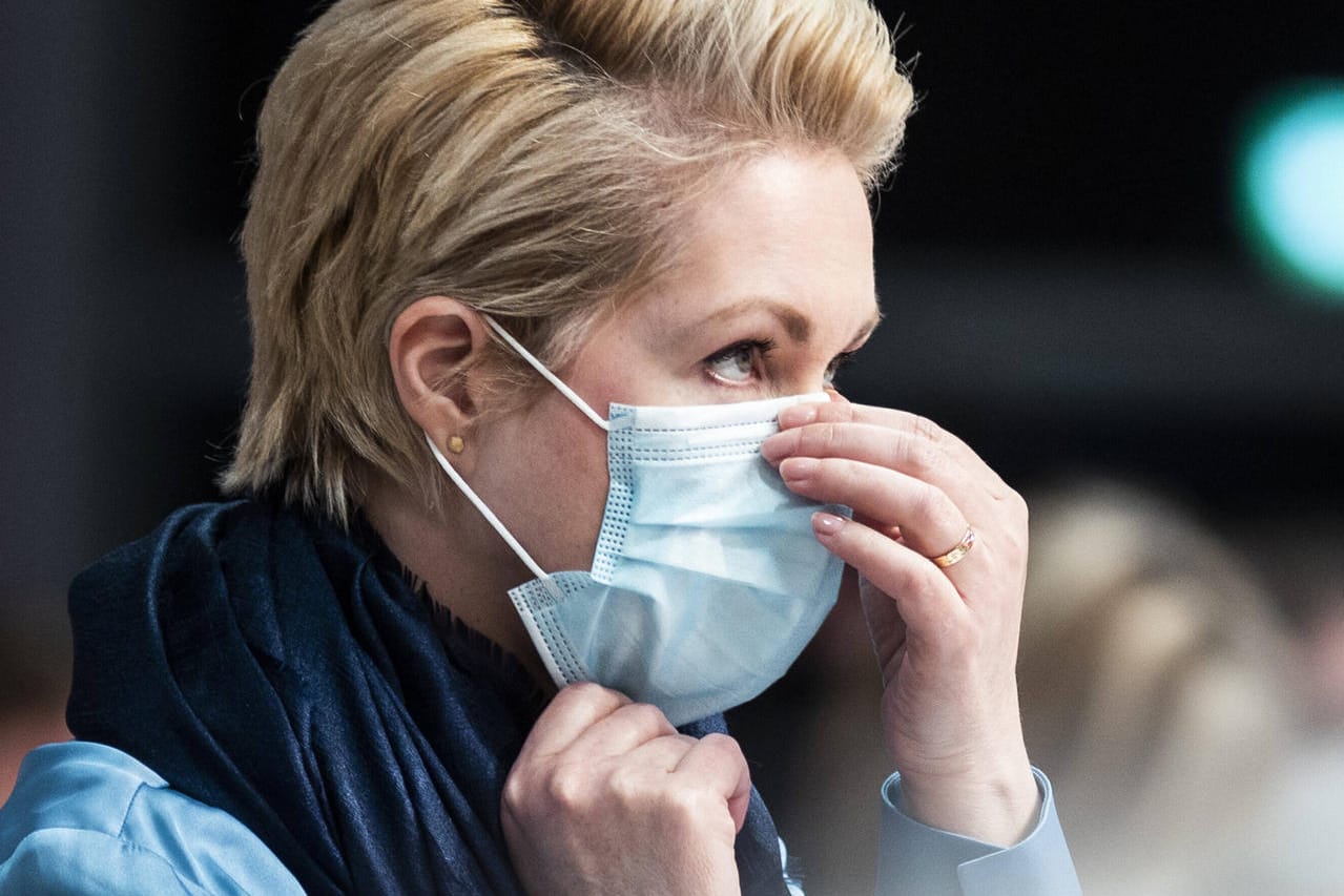 Manuela Schwesig gibt vor dem Bundestag ein Interview (Archivbild): In einer Telegram-Gruppe wurde die Ministerpräsidentin bedroht.