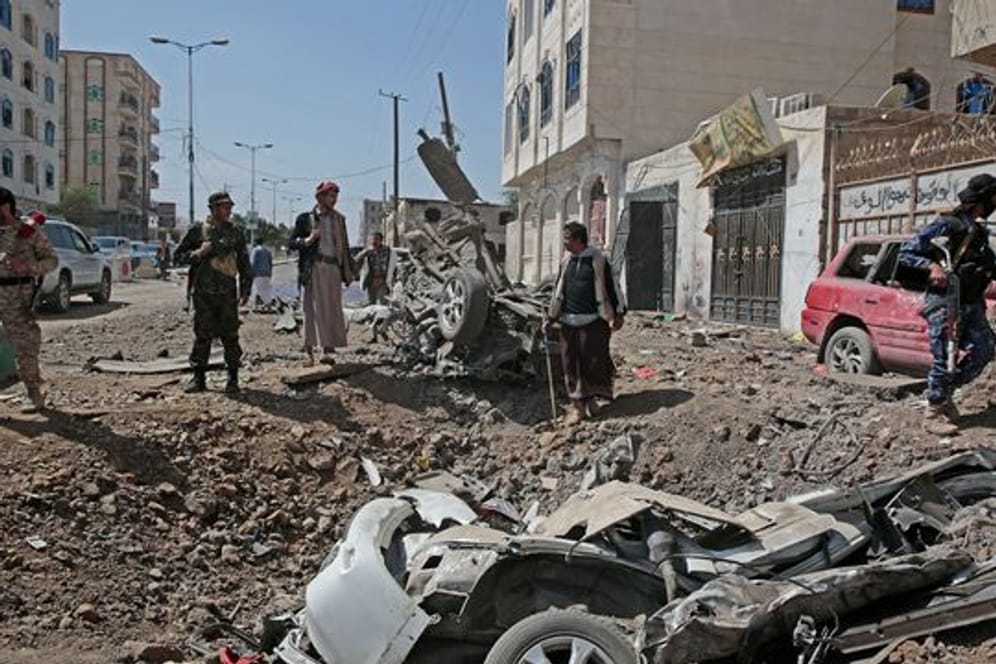 Polizisten stehen im November 2021 am Ort eines saudi-geführten Luftangriffs in Sanaa.