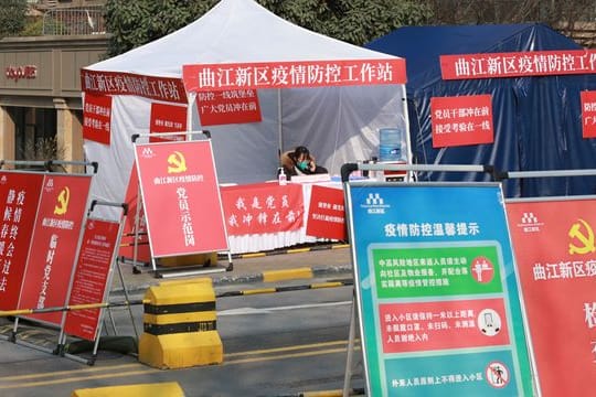 Kontrollpunkt vor einem Wohnblock in der Stadt Xi'an in der nordwestchinesischen Provinz Shaanxi.