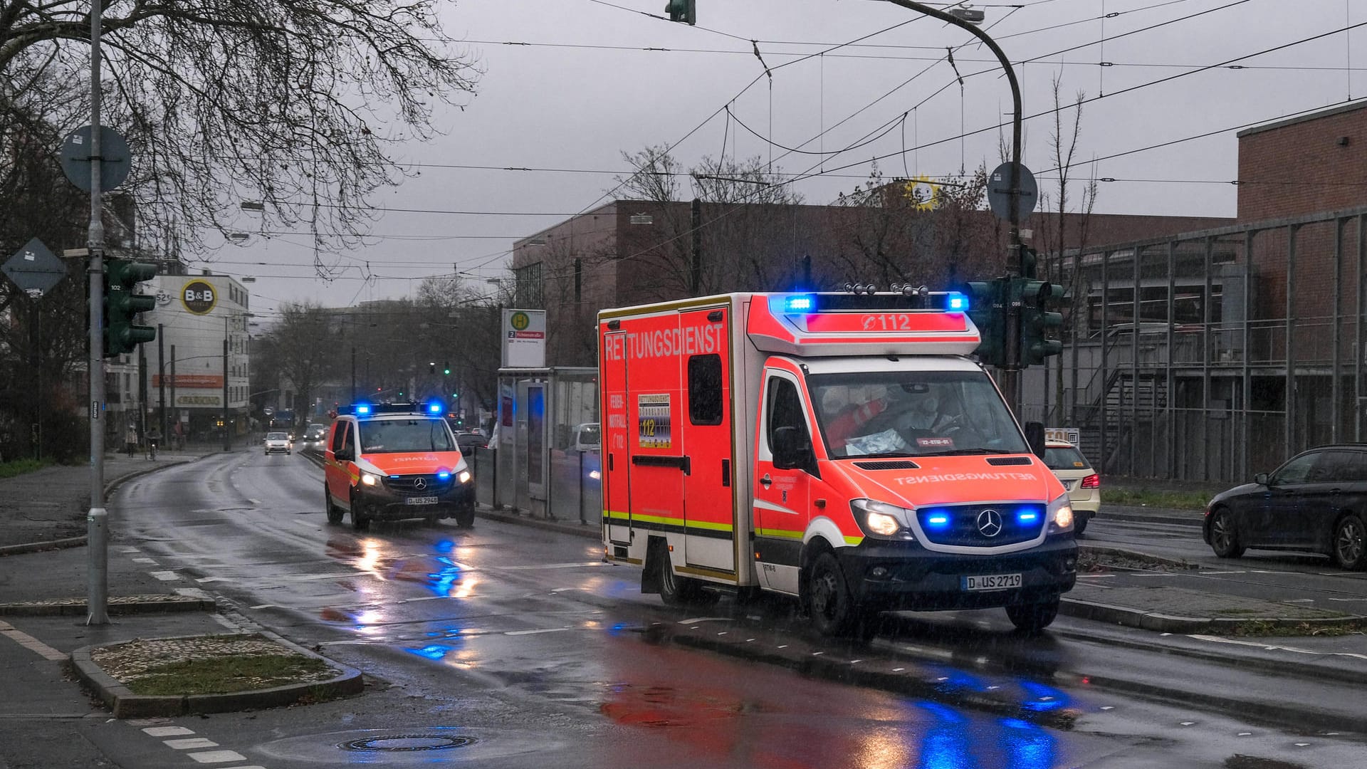 Rettungsdienst und Notarzt im Einsatz in Düsseldorf (Symbolbild): Die 29-jährige Frau kam in eine Duisburger Spezialklinik. Rettungsdienst und Notarzt im Einsatz in Düsseldorf (Symbolbild): Die 29-jährige Frau kam in eine Duisburger Spezialklinik.