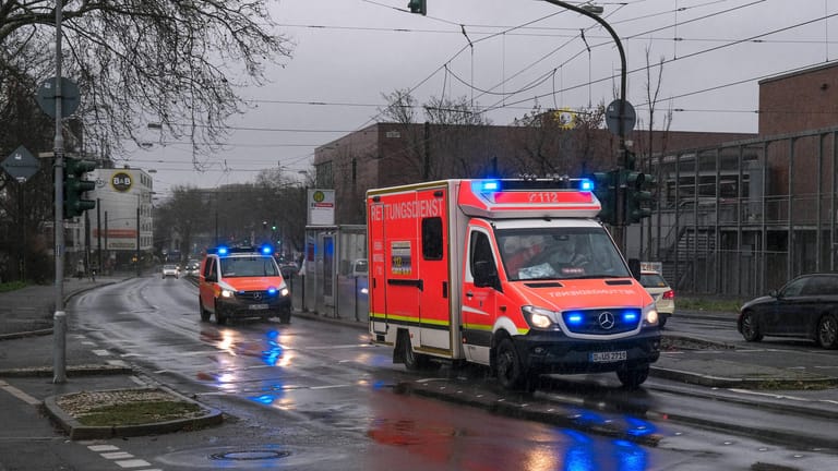 Rettungsdienst und Notarzt im Einsatz in Düsseldorf (Symbolbild): Die 29-jährige Frau kam in eine Duisburger Spezialklinik.