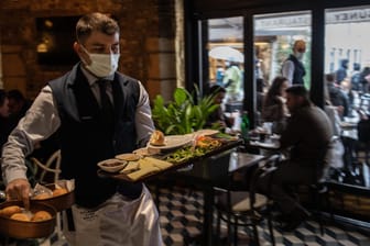 Kellner mit Maske (Symbolbild): Gerade im Gastronomiegewerbe hat die Zahl der Kurzarbeiter im Dezember wieder zugenommen.