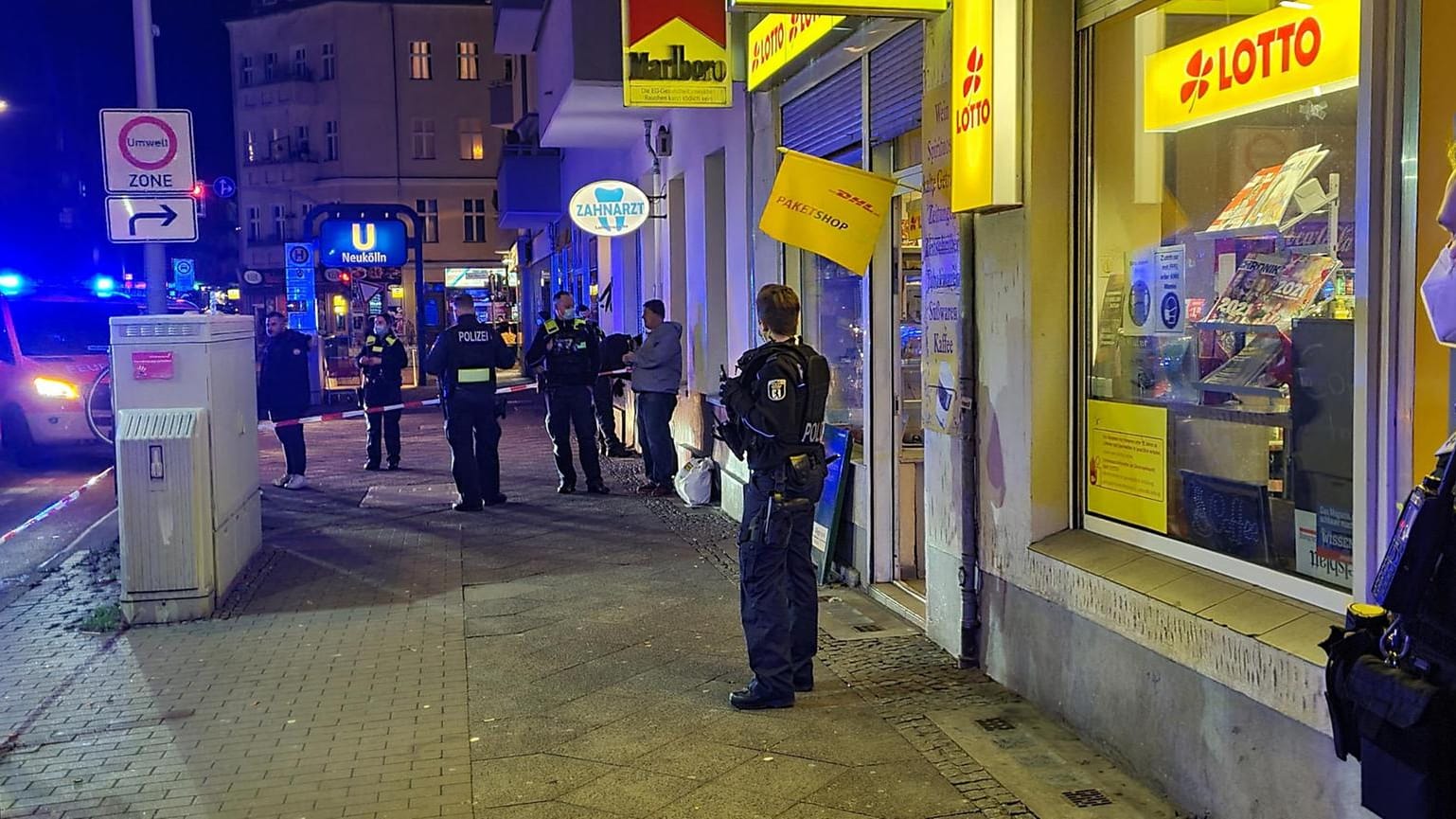 Die Polizei hat den Bereich um einen Spätkauf am U-Bahnhof Neukölln abgesperrt: Hier hatte es zuvor einen Überfall gegeben.