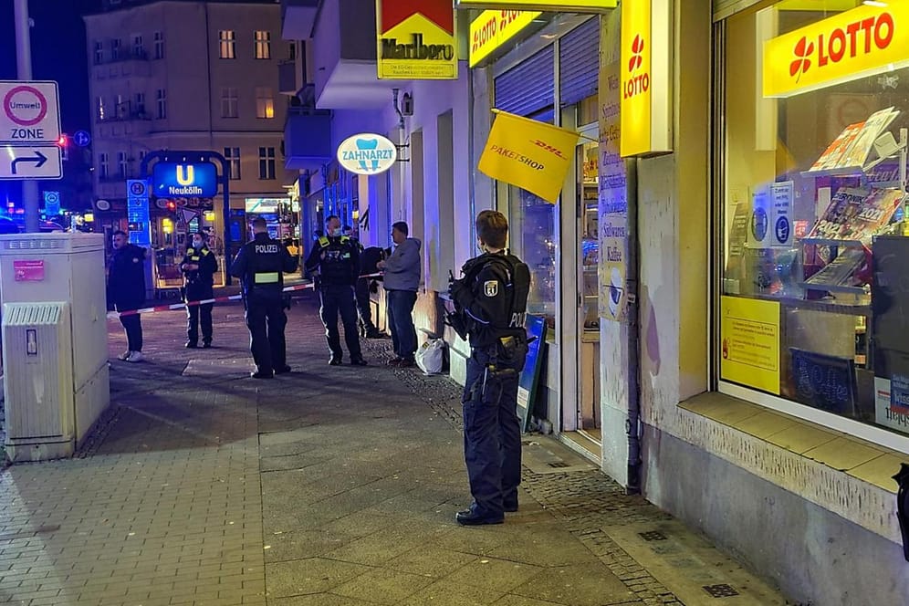 Die Polizei hat den Bereich um einen Spätkauf am U-Bahnhof Neukölln abgesperrt: Hier hatte es zuvor einen Überfall gegeben.