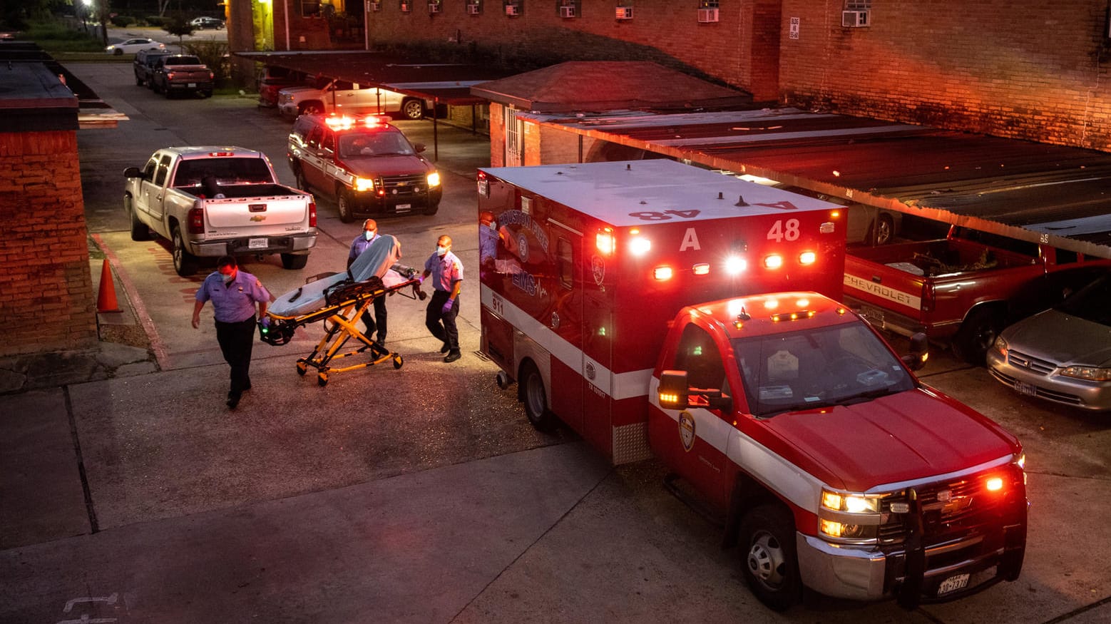 Omikron wütet in den USA: Feuerwehrleute in Houston, Texas, holen einen Covid-Patienten ab.