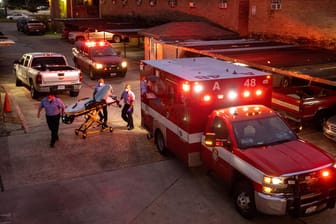 Omikron wütet in den USA: Feuerwehrleute in Houston, Texas, holen einen Covid-Patienten ab.
