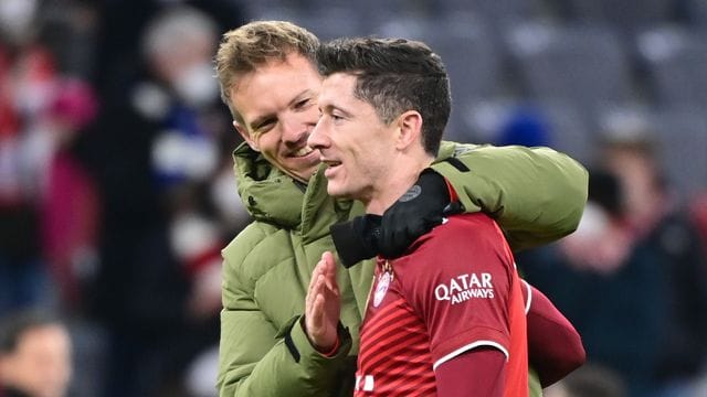 Münchens Star-Trainer Julian Nagelsmann (l) und Star-Stürmer Robert Lewandowski. Münchens Star-Trainer Julian Nagelsmann (l) und Star-Stürmer Robert Lewandowski.