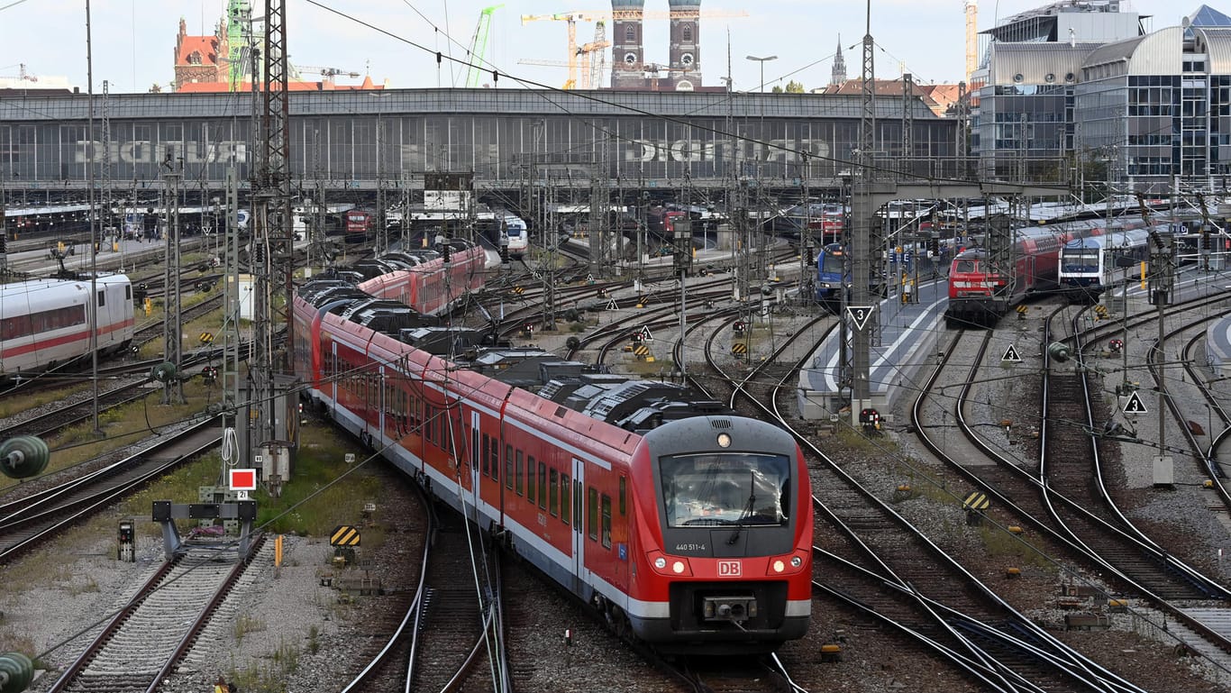 Ausfahrende Regionalbahn am Hauptbahnhof München (Archivbild): Am Bahnhof sollen mehr soziale Angebote für Bedürftige geschaffen werden.