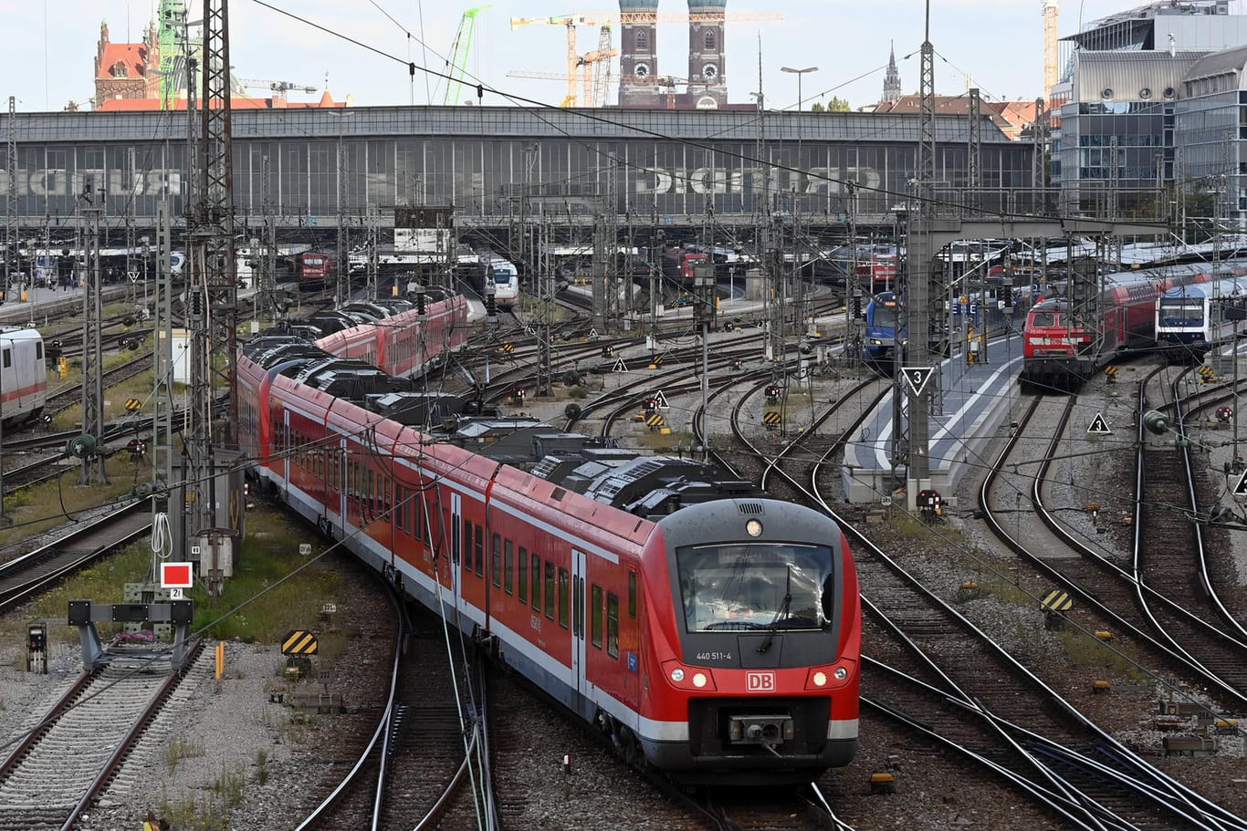 Ausfahrende Regionalbahn am Hauptbahnhof München (Archivbild): Am Bahnhof sollen mehr soziale Angebote für Bedürftige geschaffen werden.