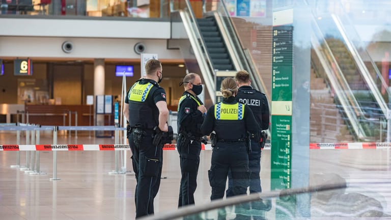 Beamte der Bundespolizei am Hamburger Flughafen (Symbolbild): Die Frau muss nun 50 Tage lang eine Ersatzfreiheitsstrafe verbüßen.