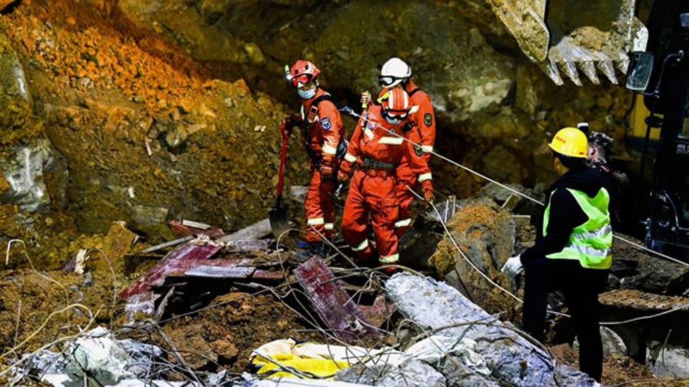 Rettungskräfte suchen den Ort eines Erdrutsches in Bijie in der südwestchinesischen Provinz Guizhou ab.