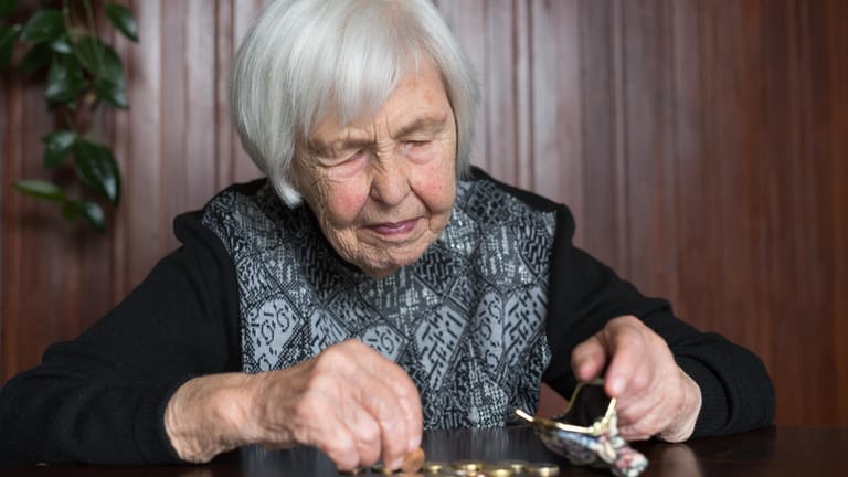 Ältere Frau zählt Münzen (Symbolbild): Eine Auswertung der Rentenversicherung zeigt, wie stark die Renten in den vergangenen Jahren im Vergleich zur Inflation gestiegen sind.