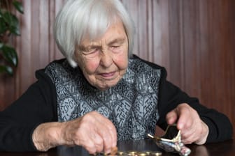 Ältere Frau zählt Münzen (Symbolbild): Eine Auswertung der Rentenversicherung zeigt, wie stark die Renten in den vergangenen Jahren im Vergleich zur Inflation gestiegen sind.