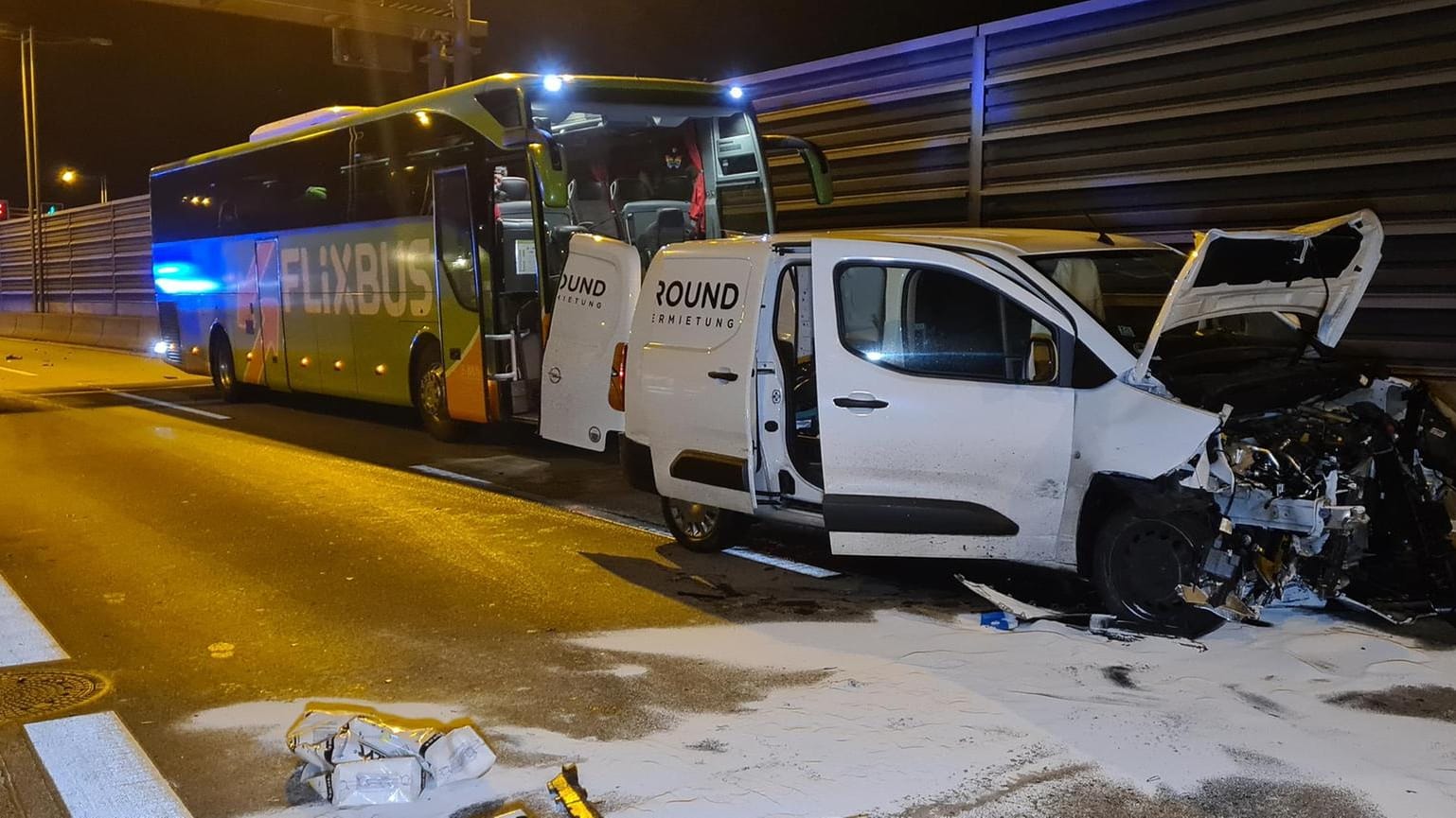 Zwei der verunfallten Fahrzeuge: Noch ist unklar, wie es zu dem Unfall kommen konnte. Zwei der verunfallten Fahrzeuge: Noch ist unklar, wie es zu dem Unfall kommen konnte.