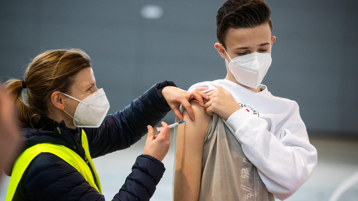 Eine Malteser-Mitarbeiterin impft in einer Halle der Messe Stuttgart ein Kind gegen das Coronavirus: Eine Drive-in-Aktion soll das Impfen noch niederschwelliger machen.