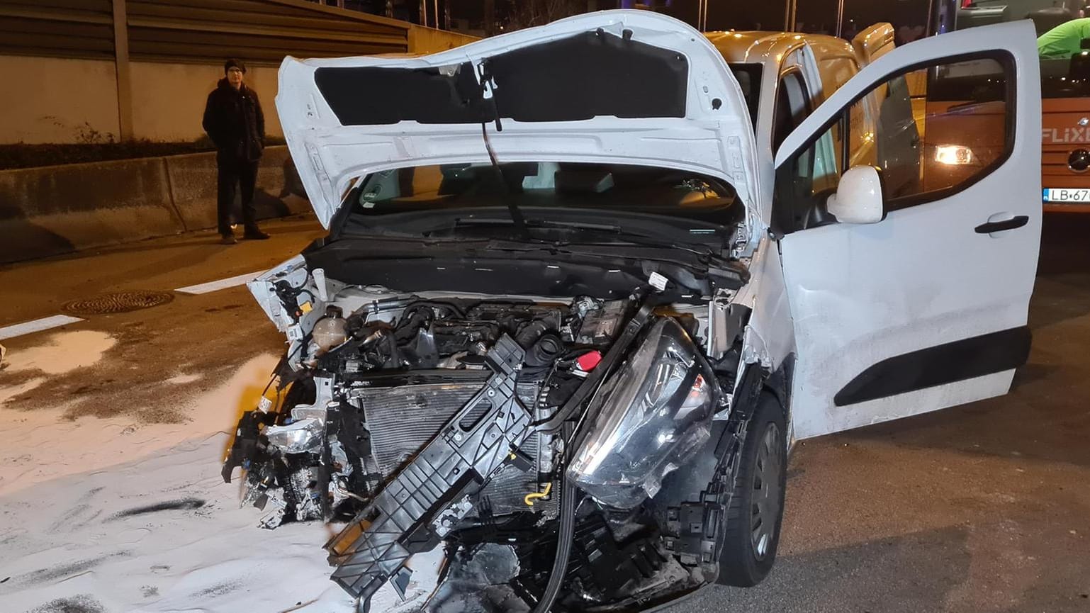 Ein völlig demolierter Unfallwagen: Über Stunden war die A100 gesperrt worden.