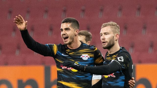 Andre Silva (l) und Konrad Laimer Andre Silva (l) und Konrad Laimer