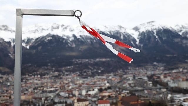 Eine Windfahne hängt zeigt an der Schanze am Bergisel die Windstärke an.