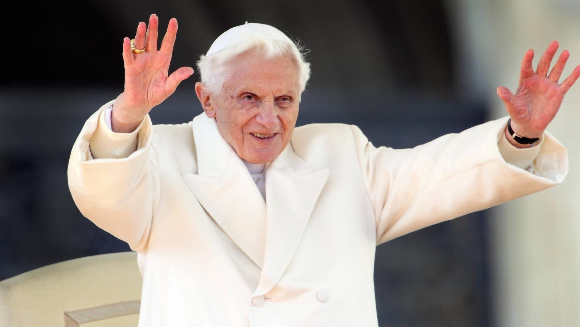 Papst Benedikt XVI. im Vatikan über Vorwürfe im Missbrauchsfall: "Danke für Ihre Fragen." Papst Benedikt XVI. im Vatikan über Vorwürfe im Missbrauchsfall: "Danke für Ihre Fragen."