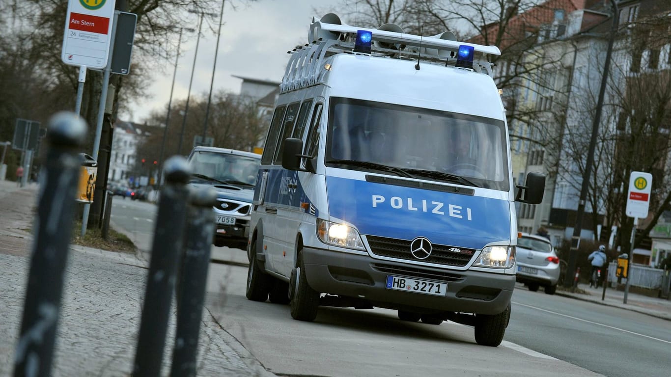 Ein Fahrzeug der Polizei Bremen (Archivbild): 300 Personen waren an der Versammlung auf dem Marktplatz beteiligt.