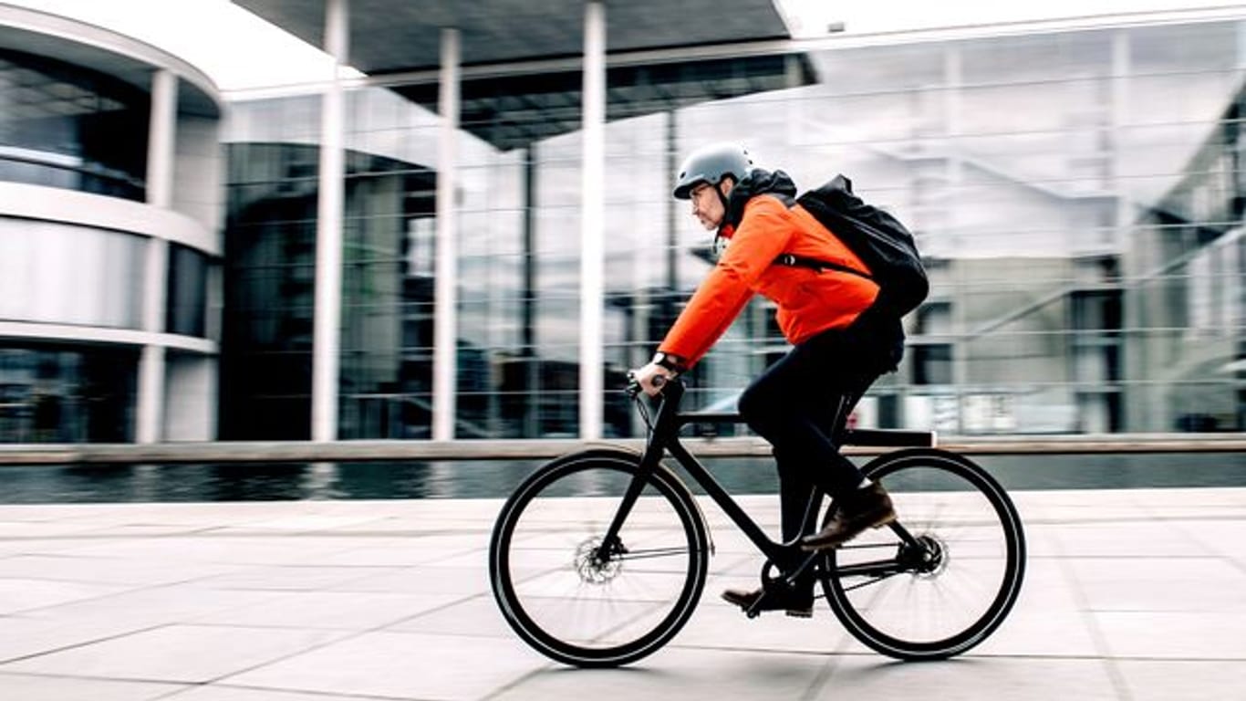 Fahrradhelm: Wer auf dem bis zu 25 km/h unterstützenden E-Bike einen Helm tragen will, kann sich nach Modellen mit einer bestimmten Norm umsehen.