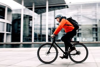 Fahrradhelm: Wer auf dem bis zu 25 km/h unterstützenden E-Bike einen Helm tragen will, kann sich nach Modellen mit einer bestimmten Norm umsehen.