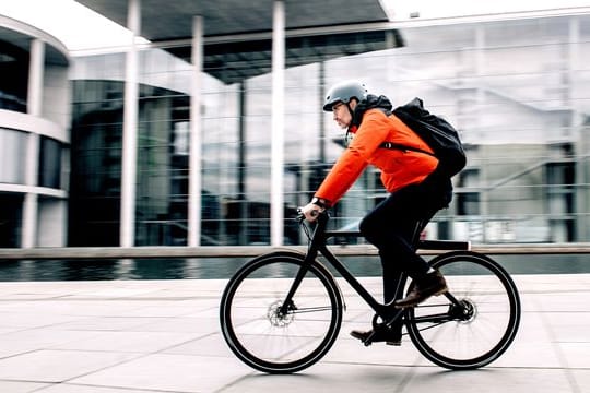 Fahrradhelm: Wer auf dem bis zu 25 km/h unterstützenden E-Bike einen Helm tragen will, kann sich nach Modellen mit einer bestimmten Norm umsehen.