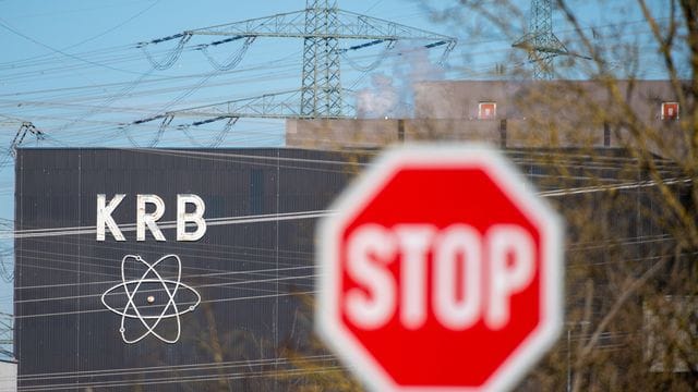 Stop-Schild vor dem Atomkraftwerk im schwäbischen Gundremmingen.