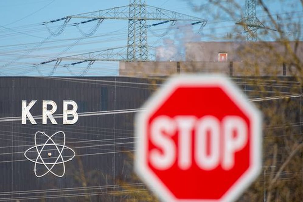 Stop-Schild vor dem Atomkraftwerk im schwäbischen Gundremmingen.
