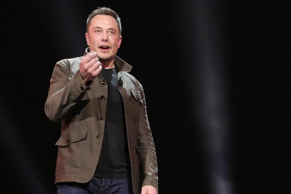 Elon Musk bei einer Tesla-Vorstellung (Archivbild): Wegen der Eröffnung eines Autohauses in der Provinz Xinjiang kritisieren Menschenrechtler den Autokonzern.
