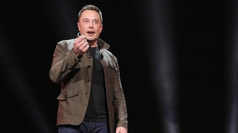 Elon Musk bei einer Tesla-Vorstellung (Archivbild): Wegen der Eröffnung eines Autohauses in der Provinz Xinjiang kritisieren Menschenrechtler den Autokonzern.