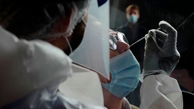 Eine in Frankreich entdeckte neue Corona-Variante sollte Experten zufolge beobachtet werden - eine große Gefahr können sie bislang aber nicht erkennen. Eine in Frankreich entdeckte neue Corona-Variante sollte Experten zufolge beobachtet werden - eine große Gefahr können sie bislang aber nicht erkennen.