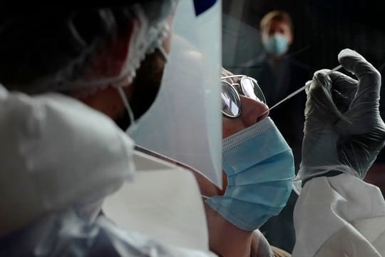 Eine in Frankreich entdeckte neue Corona-Variante sollte Experten zufolge beobachtet werden - eine große Gefahr können sie bislang aber nicht erkennen.