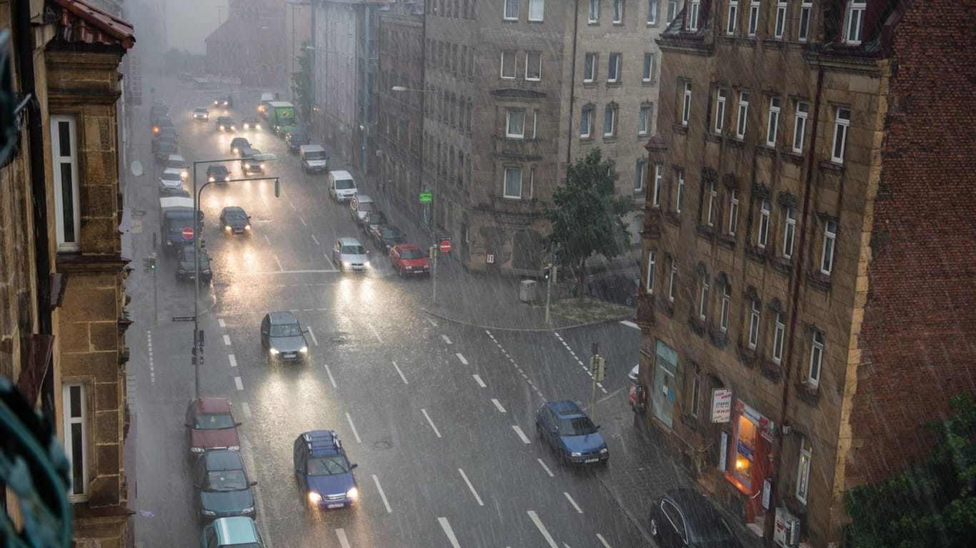 Ein Blick auf die Rothenburger Straße bei starkem Regen (Archivbild): In Nürnberg und dem Norden Bayerns wird vor Überflutungen gewarnt.