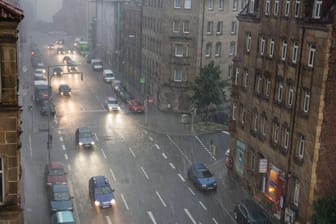 Ein Blick auf die Rothenburger Straße bei starkem Regen (Archivbild): In Nürnberg und dem Norden Bayerns wird vor Überflutungen gewarnt.