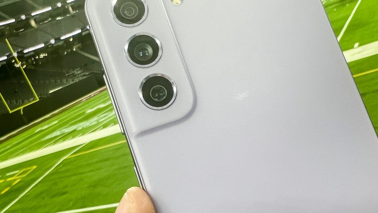 Kein neuer Star, sondern dezente Modellpflege: Samsungs Smartphone Galaxy S21 FE 5G wurde im Rahmen der Technikmesse CES im Allegiant Stadium in Las Vegas vorgestellt. Kein neuer Star, sondern dezente Modellpflege: Samsungs Smartphone Galaxy S21 FE 5G wurde im Rahmen der Technikmesse CES im Allegiant Stadium in Las Vegas vorgestellt.