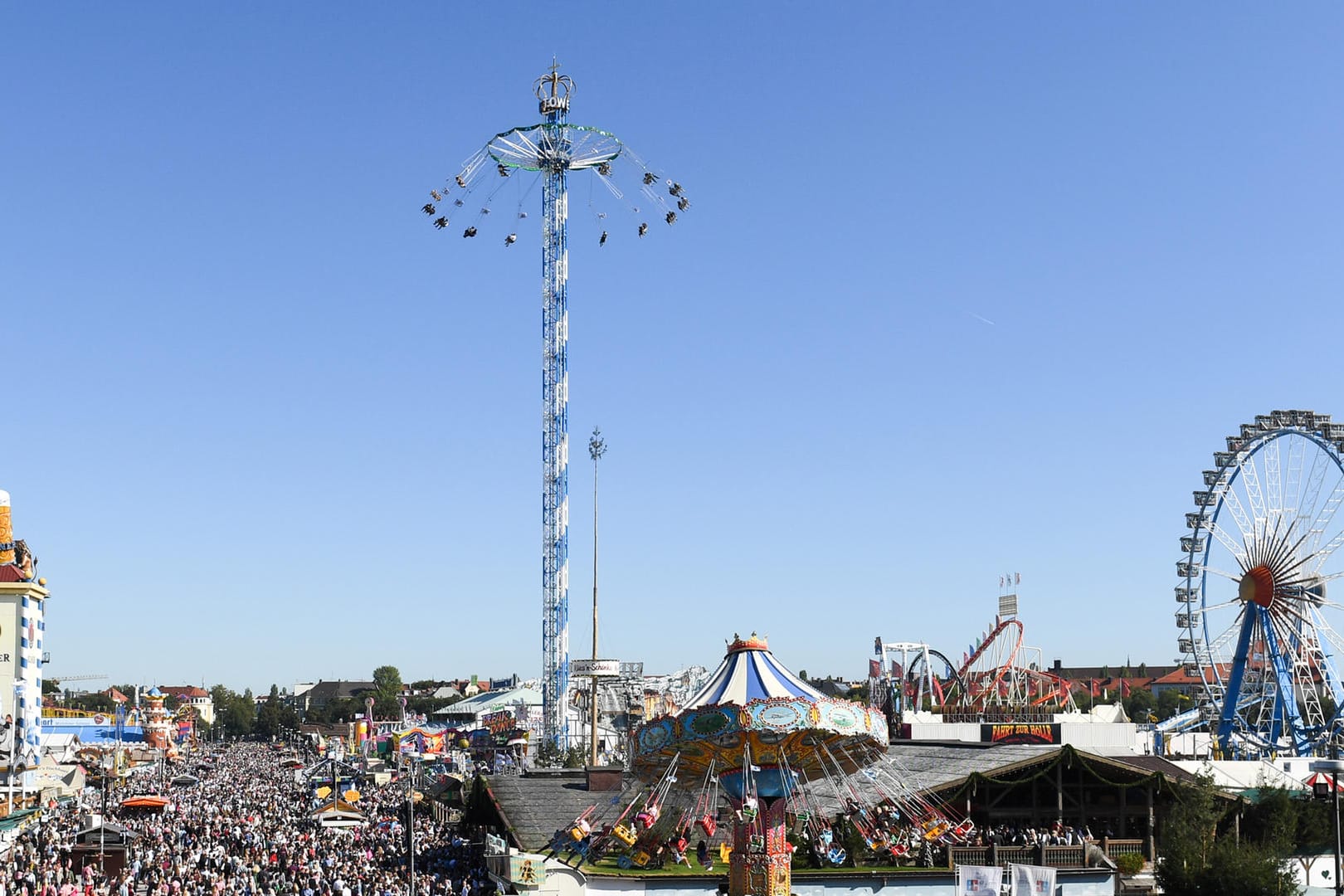 Oktoberfest: Die Stadt München prüft eine Vorverlegung des Oktoberfests, um eine erneute Absage wegen der Pandemie zu verhindern.