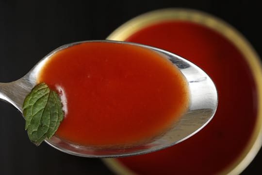 Tomatensuppe: Die Verbraucherzentrale hat verschiedene Fertigsuppen auf ihre Inhaltsstoffe untersucht.