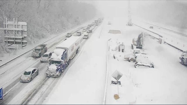 Autos und LKWs stehen auf einem gesperrten Abschnitt der Autobahn I-95 in der Nähe von Fredericksburg in den USA.