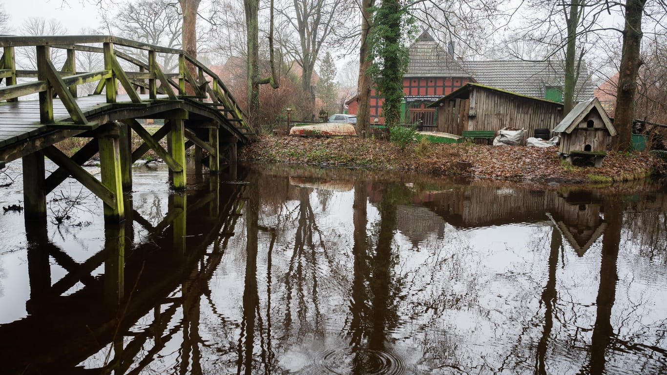 Der Mittelarm des Flusses Wümme in unmittelbarer Nähe des Fachwerkhauses, in dem zwei Tote aufgefunden wurden: Die Polizei ermittelt nach dem Fund der Leichen in Fischerhude nahe Bremen weiter zu den Hintergründen.