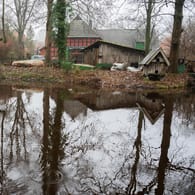 Der Mittelarm des Flusses Wümme in unmittelbarer Nähe des Fachwerkhauses, in dem zwei Tote aufgefunden wurden: Die Polizei ermittelt nach dem Fund der Leichen in Fischerhude nahe Bremen weiter zu den Hintergründen.