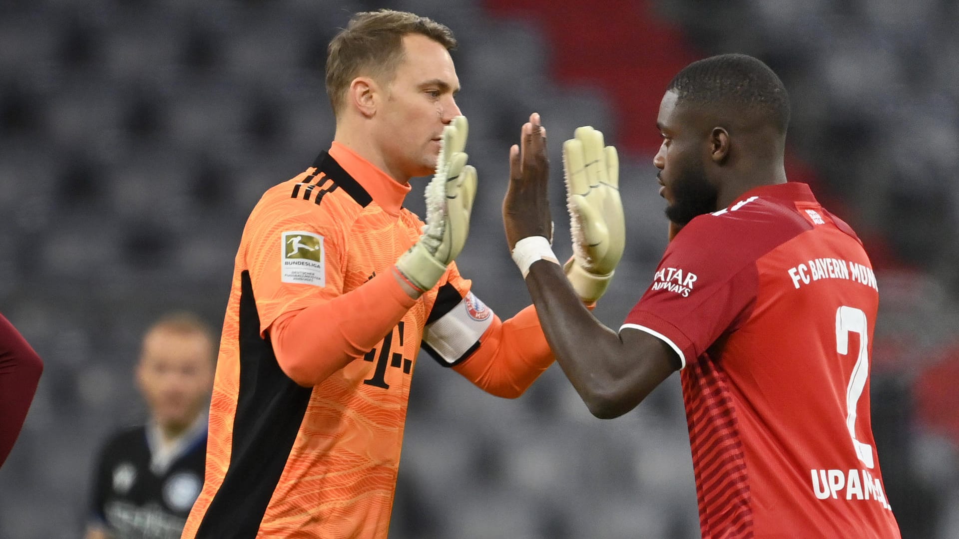 Manuel Neuer und Dayot Upamecano (l.): Der Bayern-Torwart steckt auf den Malediven fest, der Verteidiger hingegen im Senegal.